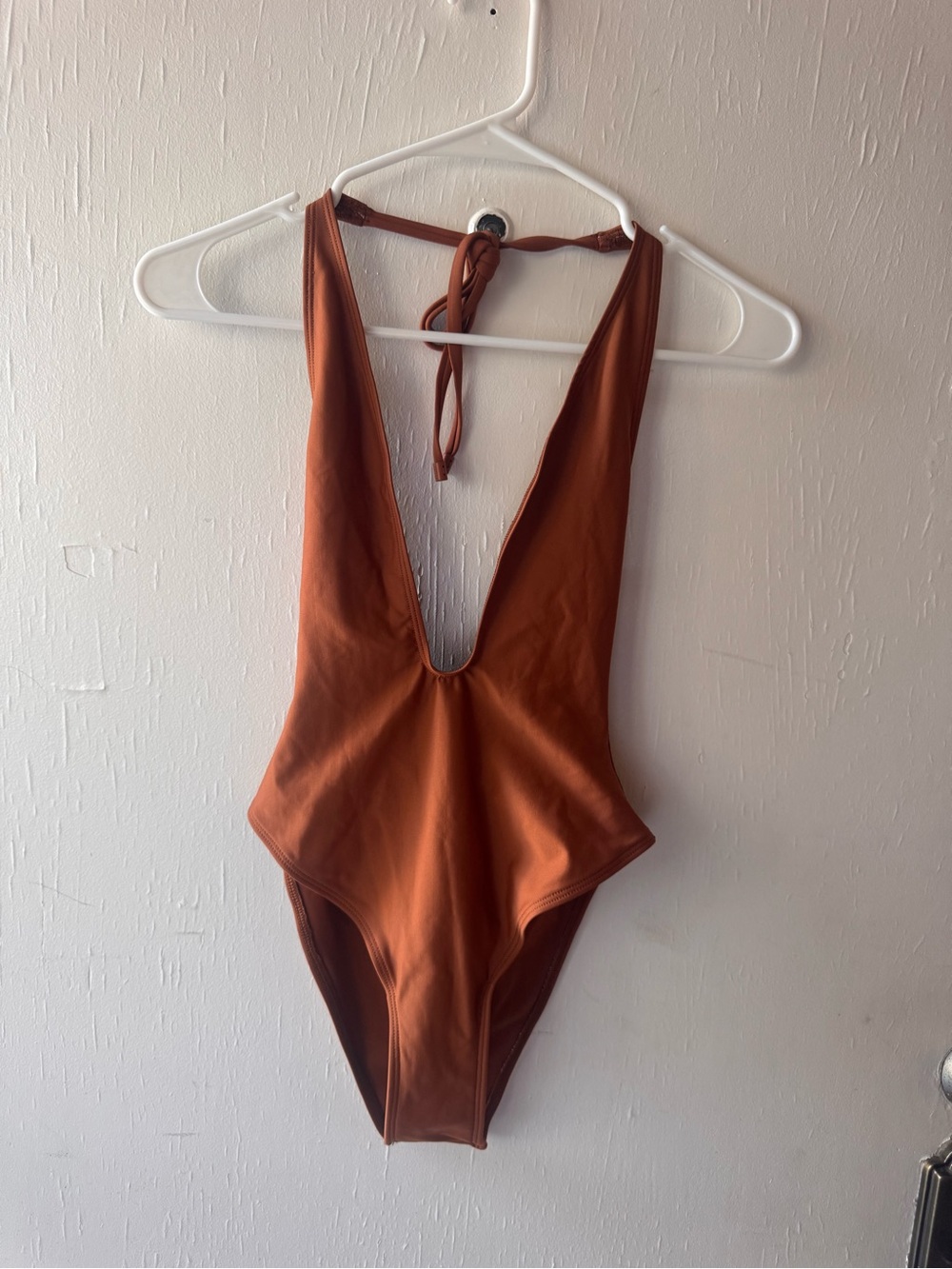 SKIMS ICONIC SWIM
Deep Plunge One Piece - Picture 2 of 9